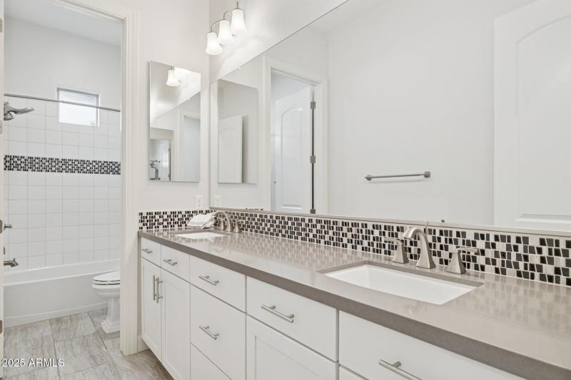 35-web-or-mls-10708-n-136th-pl