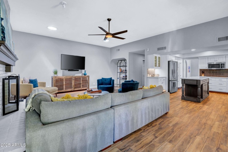 17-web-or-mls-9504 E Sunnyside Dr-17