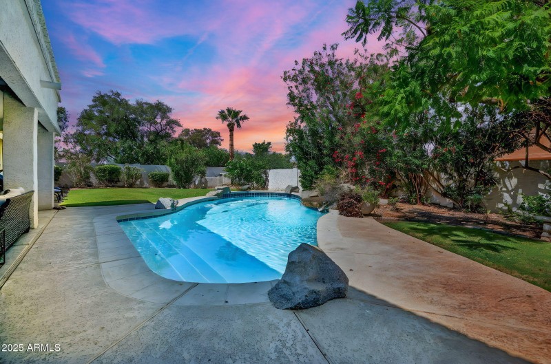 51-web-or-mls-9504 E Sunnyside Dr-50