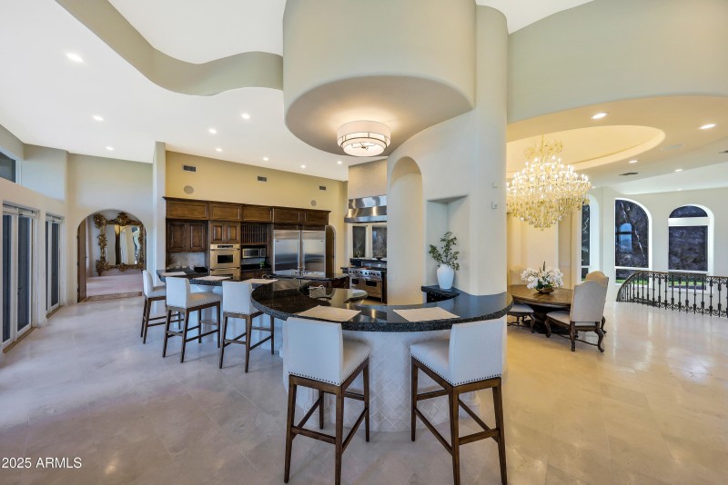 Counter Seating/Kitchen