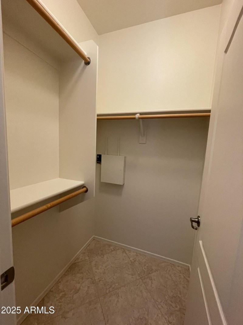 WALK-IN CLOSET IN BR3