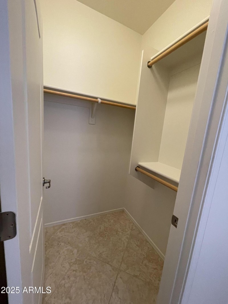 WALK-IN CLOSET IN BR4