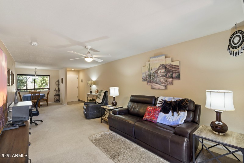 Living room w/ comfortable seating