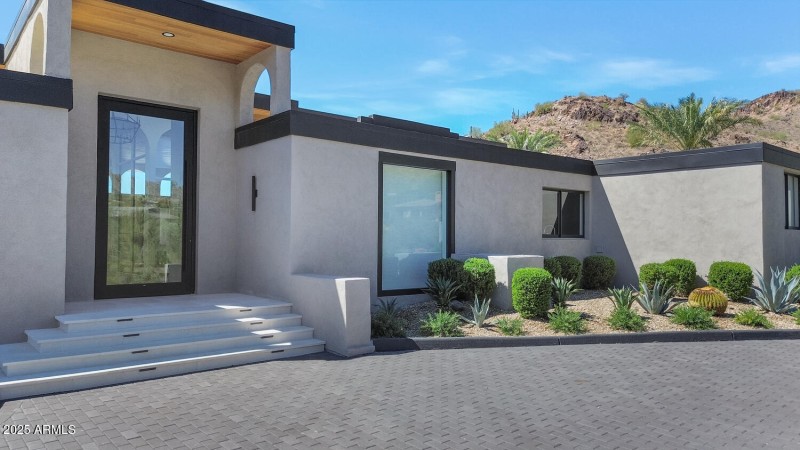 6664 N 40th St-large-067-063-6664 N 40th