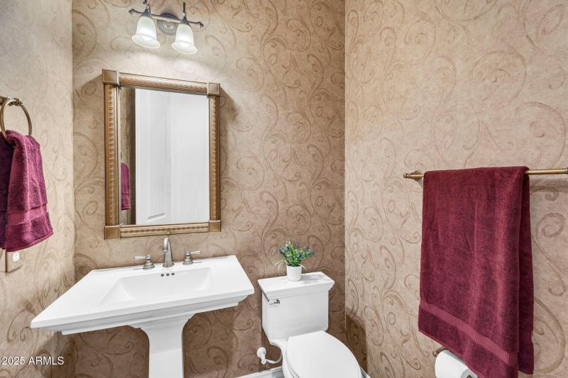 37-web-or-mls-610 W Tonto Dr - 34