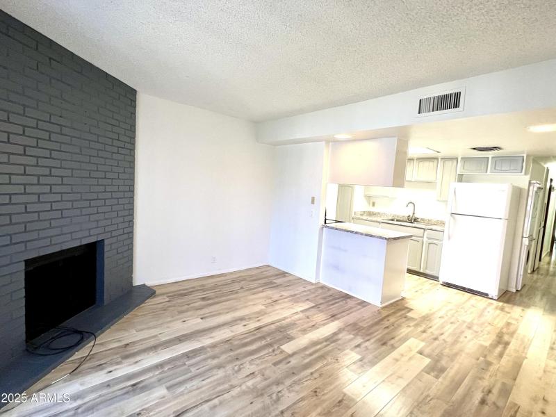 07. Fireplace - Breakfast Bar