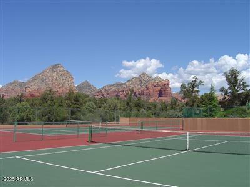 PRIVATE PICKLEBALL & TENNIS COURTS