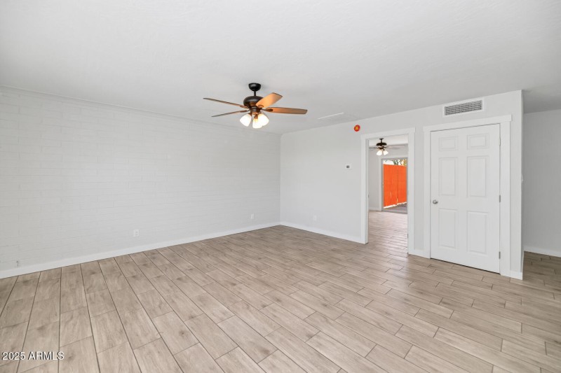 4821 E Sheridan St-large-040-023-4821 E
