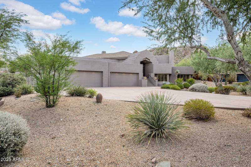 FRONT VIEW + MOTOR COURT