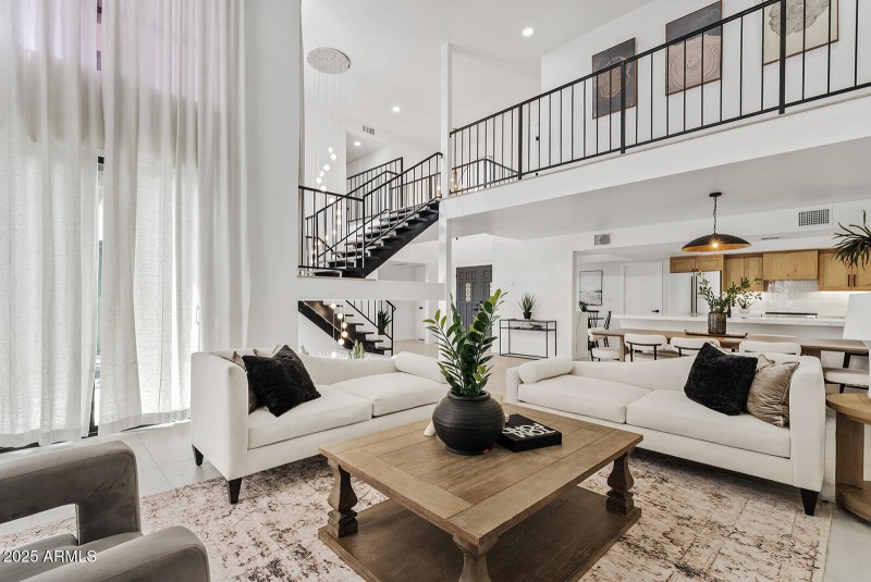 17ft Vaulted ceilings open concept