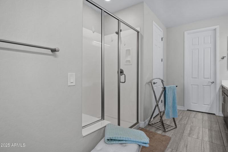 2423 N Beverly Pl-27