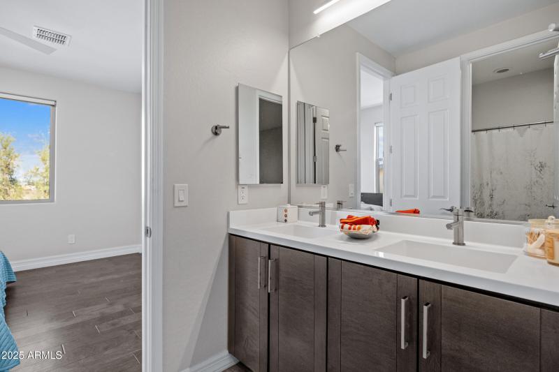 2423 N Beverly Pl-38