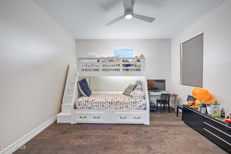 2423 N Beverly Pl-40