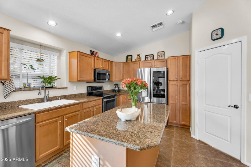 18-web-or-mls-695 W Holstein Trail -15