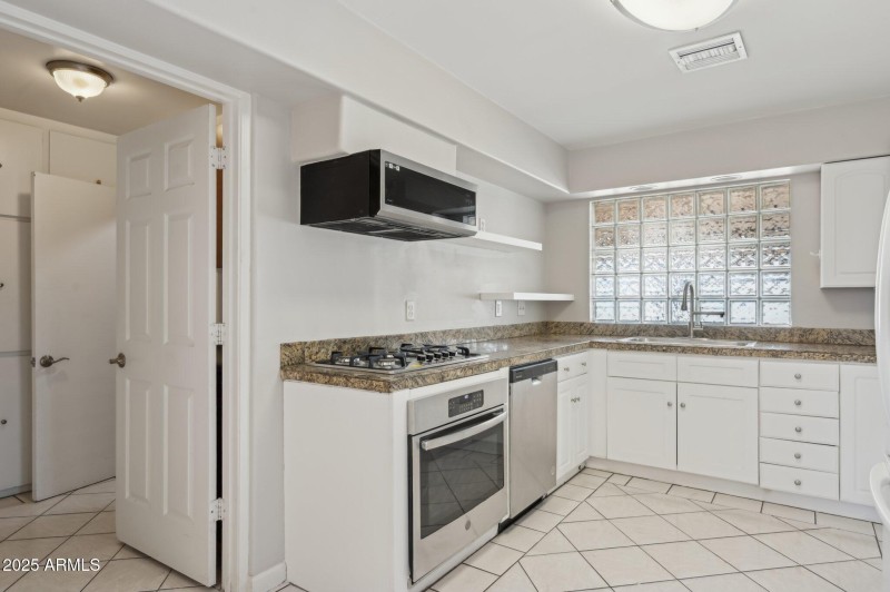 12-web-or-mls-5812-n-22nd-dr