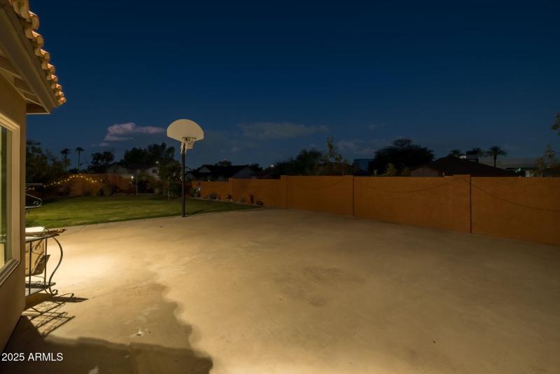 No neighbor next to this court