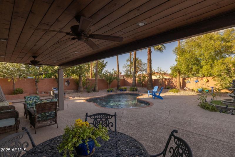 Wood ceiling, fans, speakers...