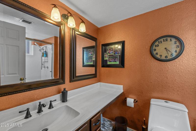 En-suite full Bathroom with shower