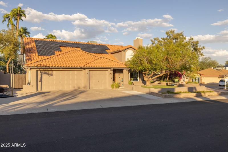 3 car garage with parking for 4!