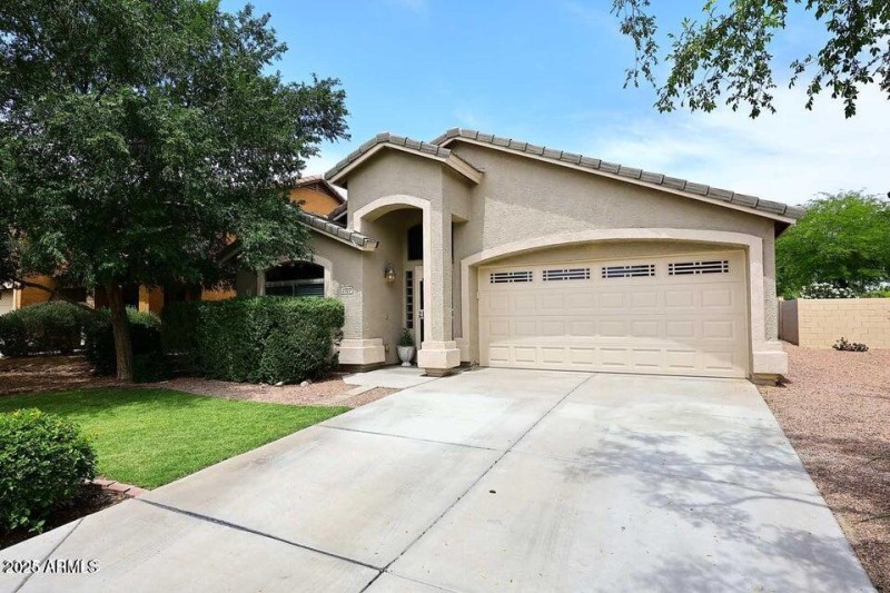 front yard view 2727 S 160th ln 2