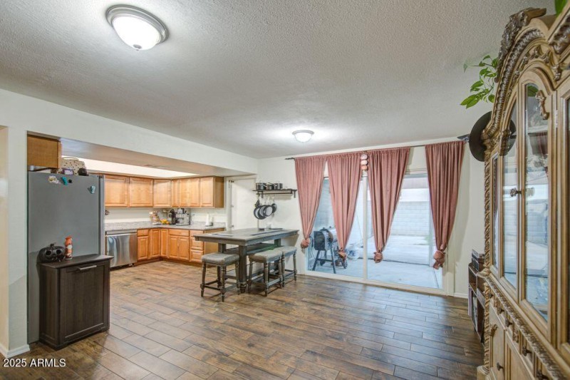 5039 W Mercer Ln Dining area
