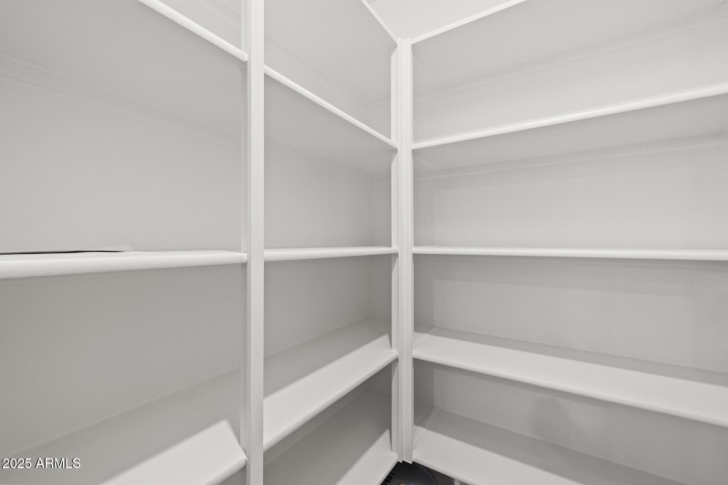 28)PANTRY