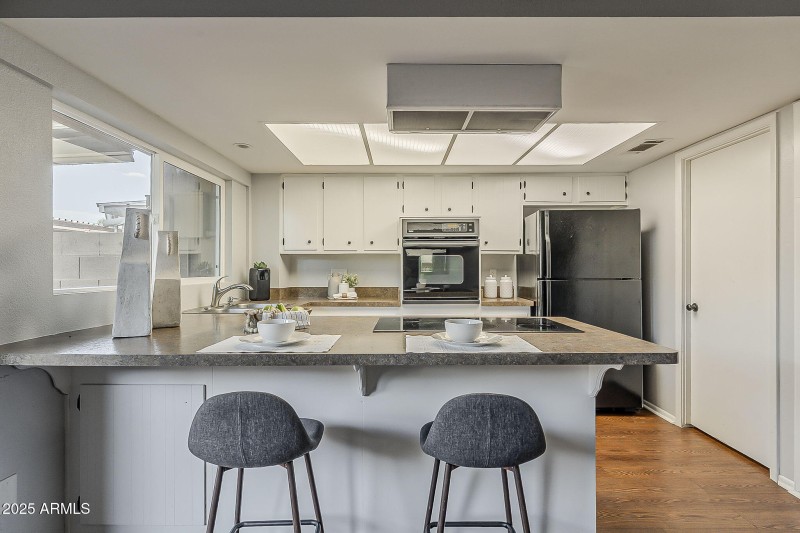 Kitchen and breakfast bar