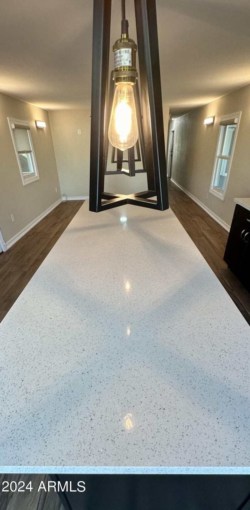 072 SPARKLING QUARTZ ISLAND CLOSE UP