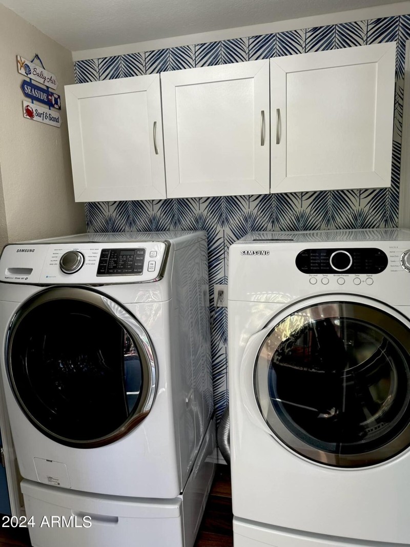 072 WASHER-DRYER W PEDESTALS