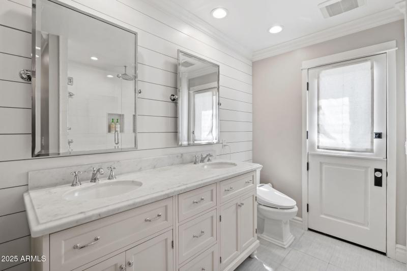 Ensuite Bath w Backyard Access