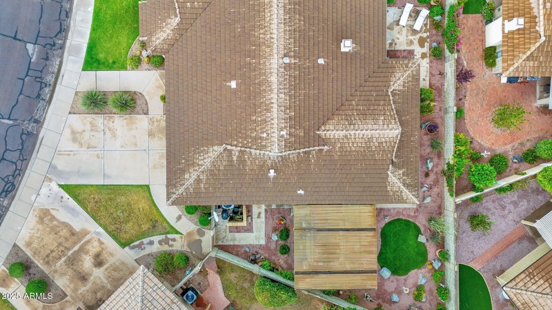 Lovely private wrap around yard