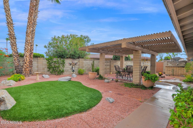 Large Entertaining Side yard