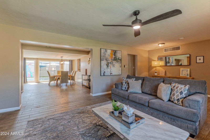 1749 East Medlock Drive-print-007-033-li