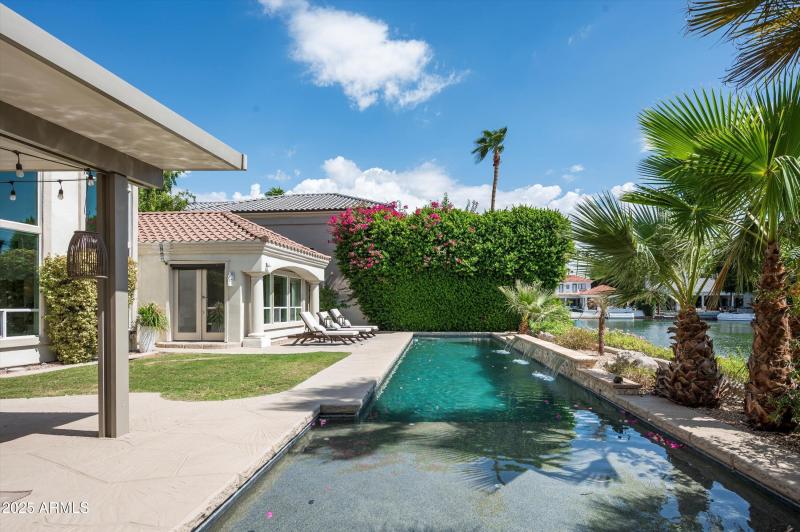 Sparkling pool with baja shelf