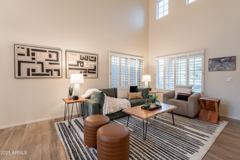 Spacious & Comfortable LR!