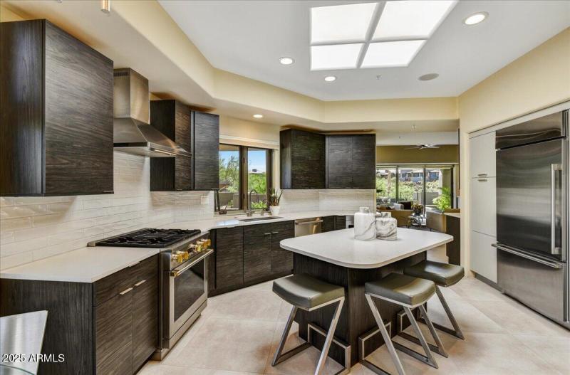 13-Kitchen Breakfast Bar