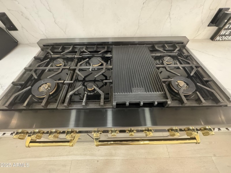 Gas cooktop