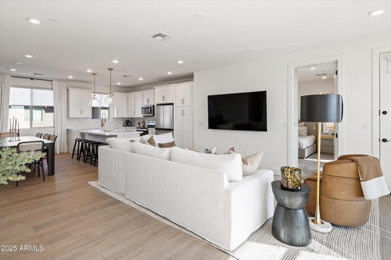 11-2121 W Sonoran Desert Dr apt 8, Phoen