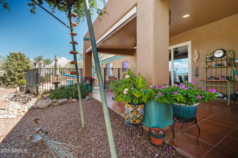Full-Length Back Patio w/Sunscreens
