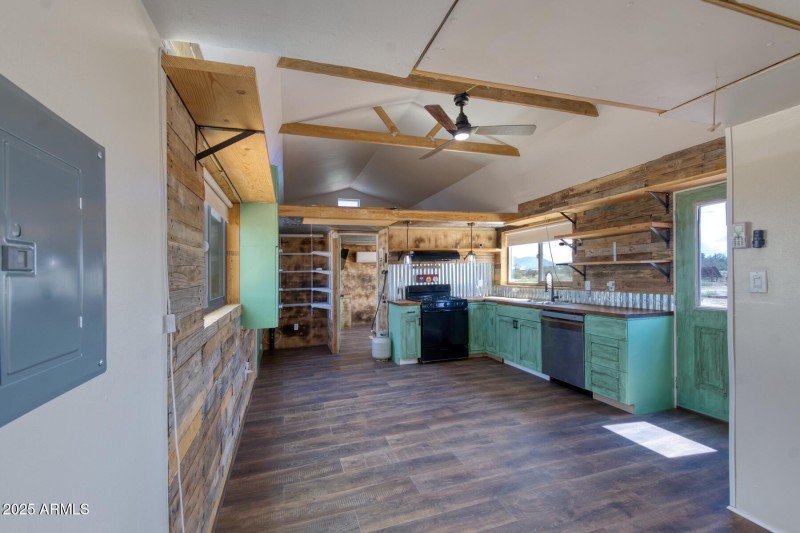 082103-8127 East Chippewa Street