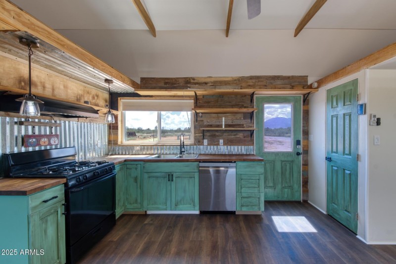 082053-8127 East Chippewa Street