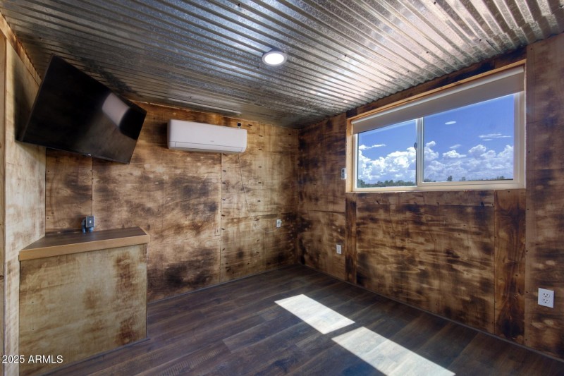 082143-8127 East Chippewa Street