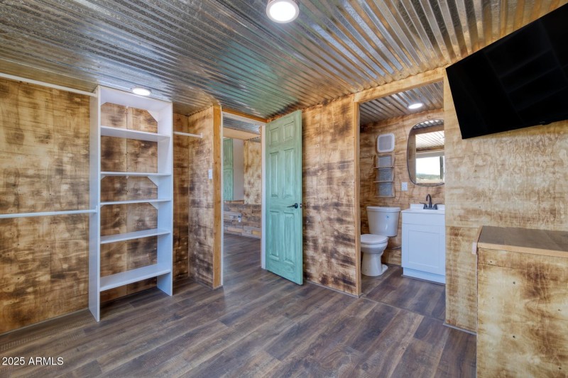 082163-8127 East Chippewa Street