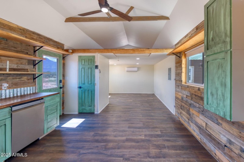 082123-8127 East Chippewa Street