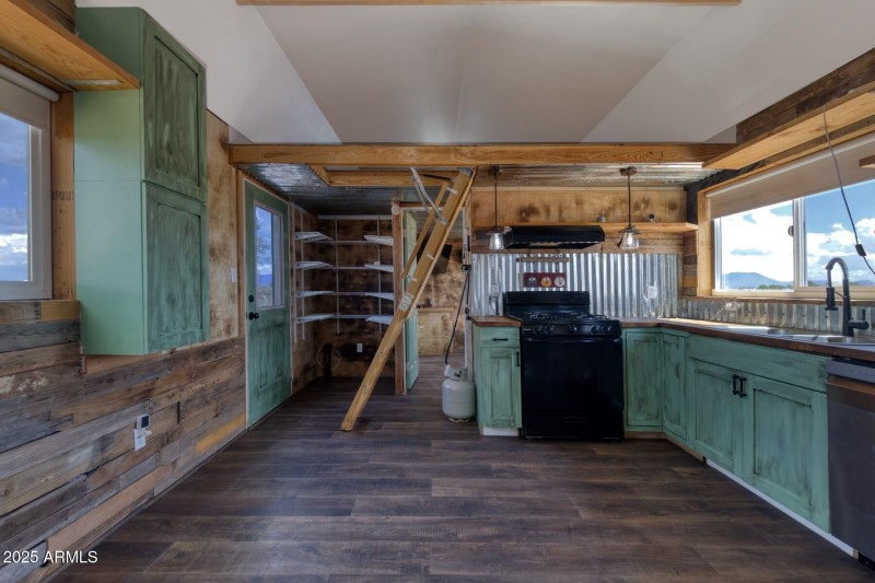 082203-8127 East Chippewa Street