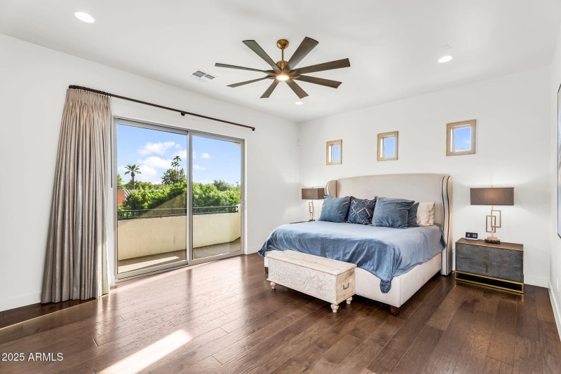 Spacious primary bedroom!