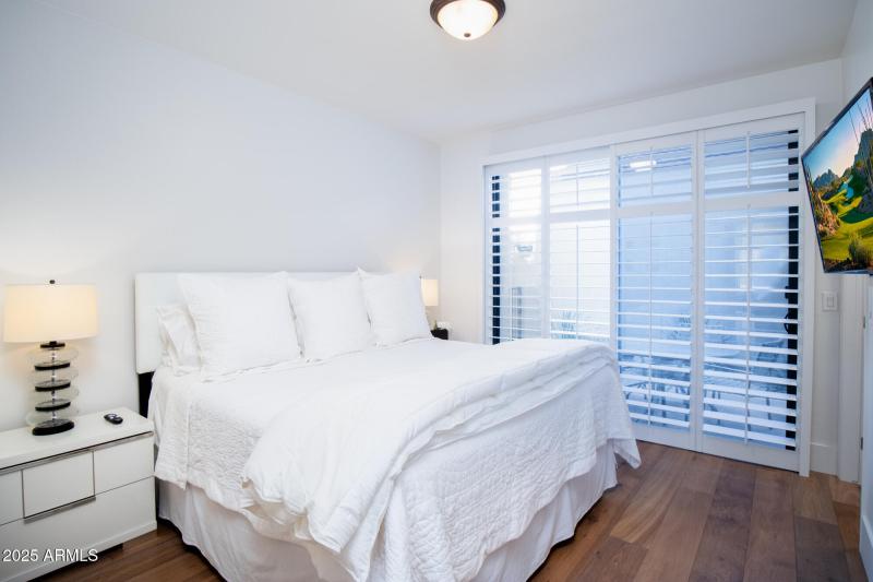 LOVELY GUEST BEDROOM W WALK IN CLOSET