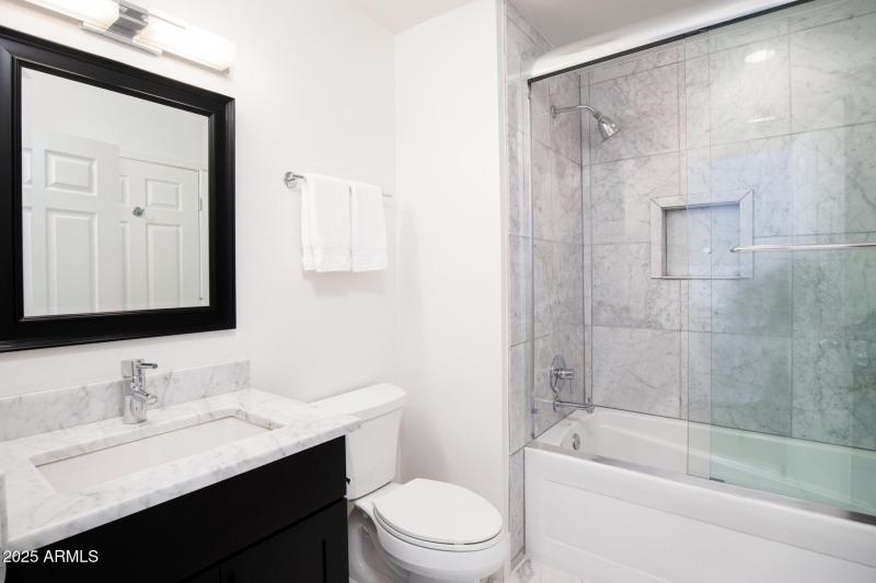 GUEST BATH W TUB/SHOWER