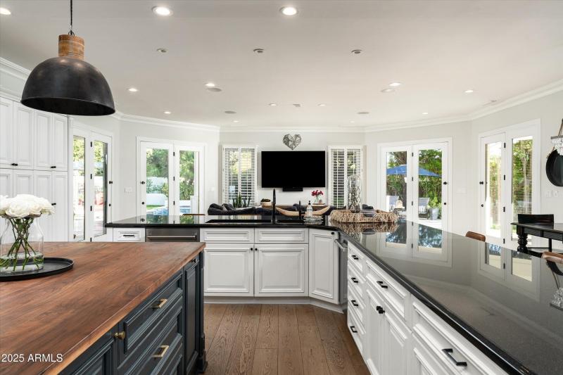 6113 E Calle Del Norte