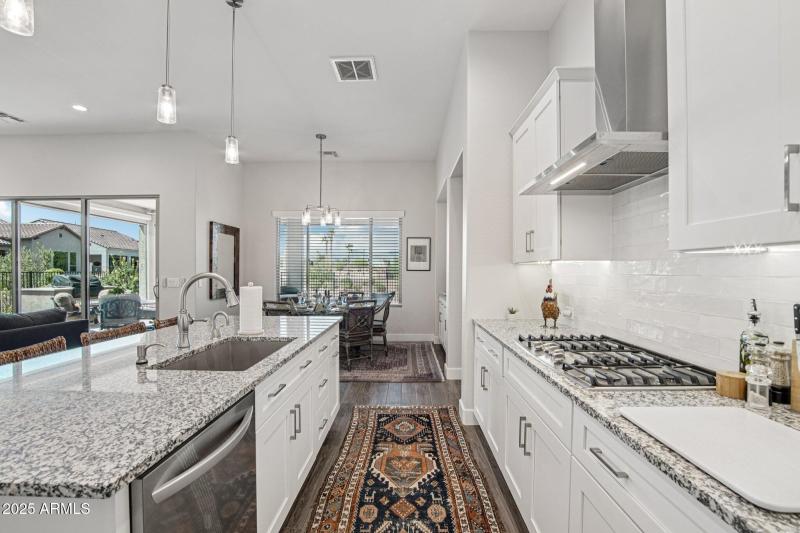 14-web-or-mls-W Fairmount Ave-S2809-013